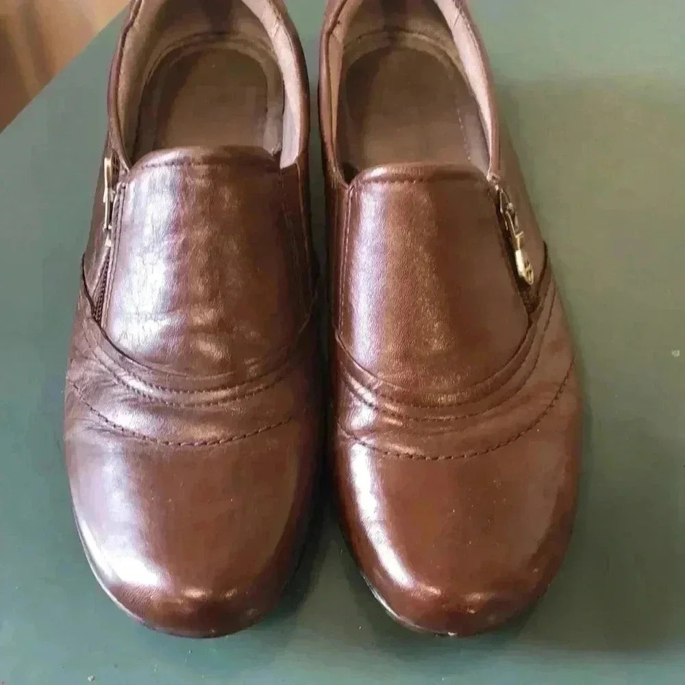 Naturalizer Clarissa brown leather slip ons